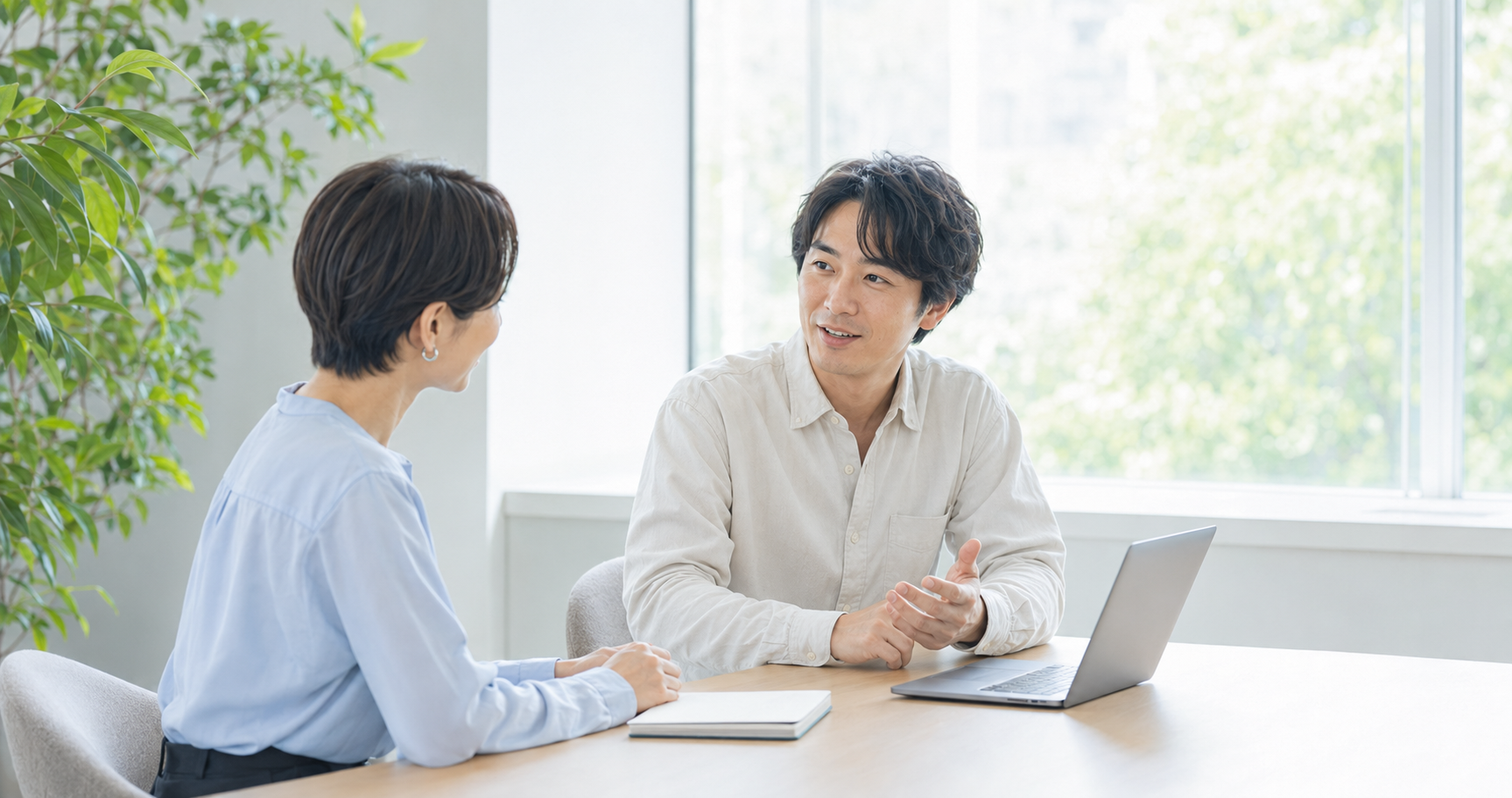 これからのキャリアについて落ち着いて話す男女
