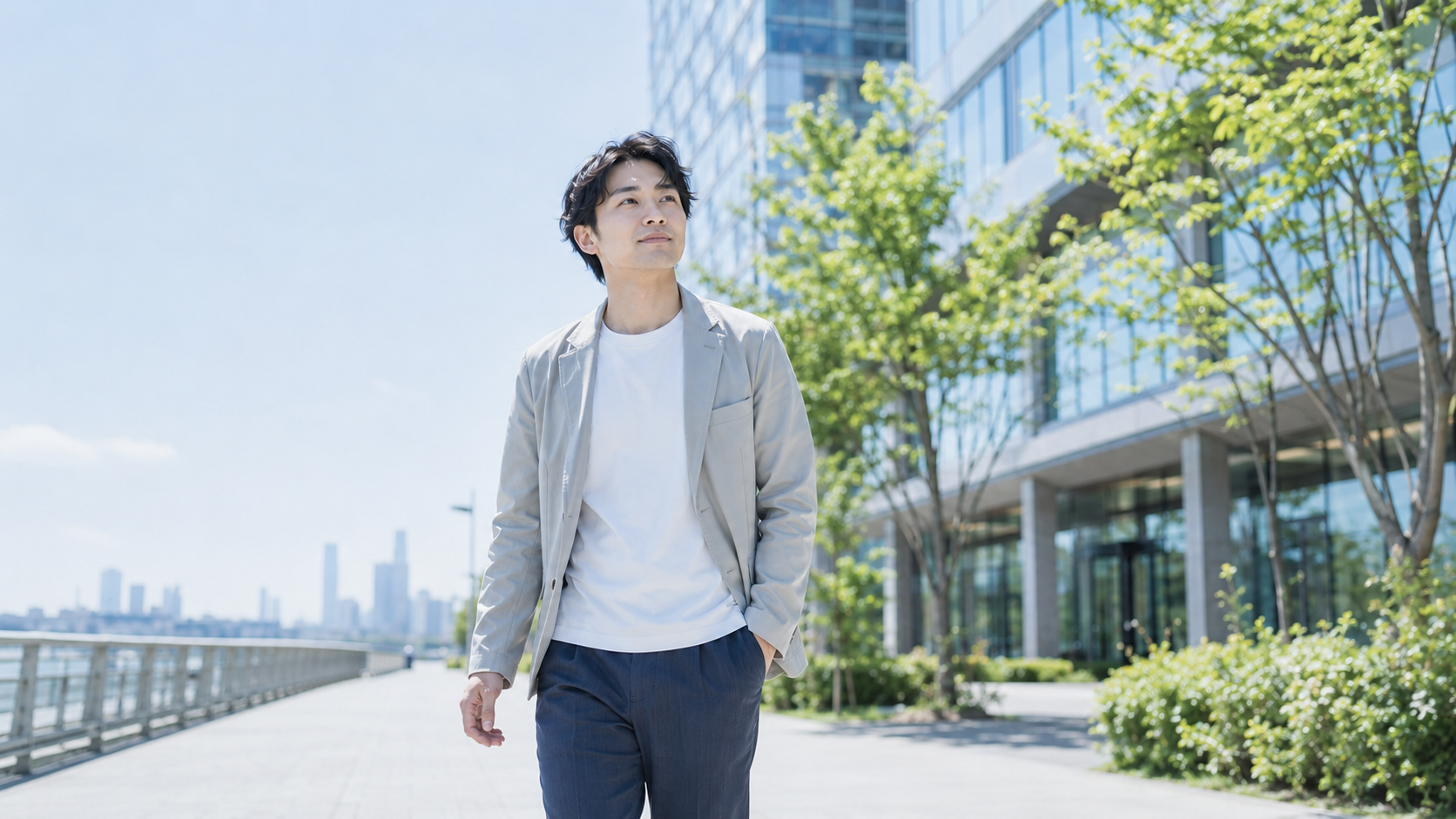 これからの仕事と人生について考えながら歩く男性